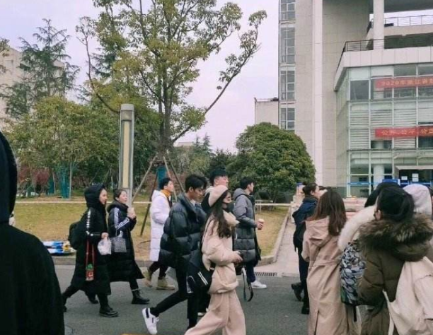 2021浙江传媒艺考现场图曝光，男帅女靓，堪称一场“视觉盛宴”