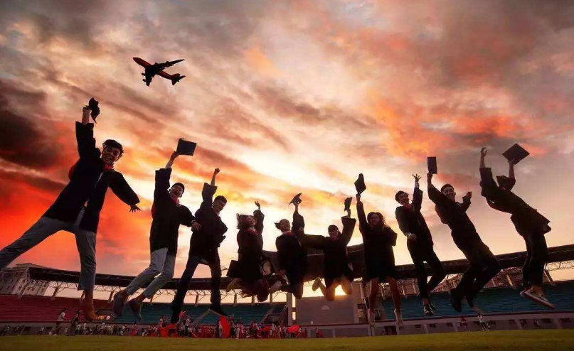 刚毕业大学生平均月薪“排行榜”出炉，金融学出人意料，更有黑马