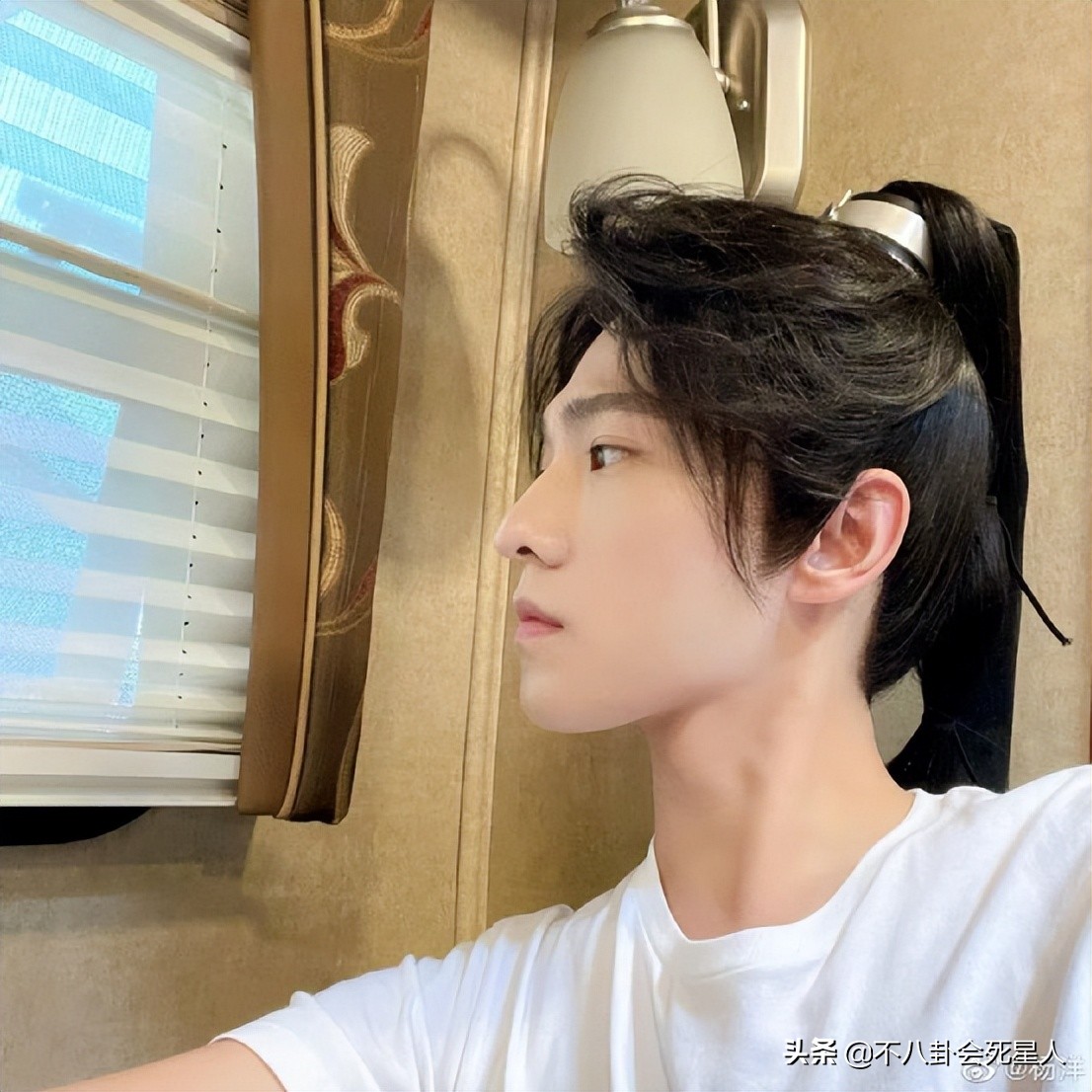 单看脸惊艳帅气，一看全身就秒垮掉，这些男星被身高害惨了