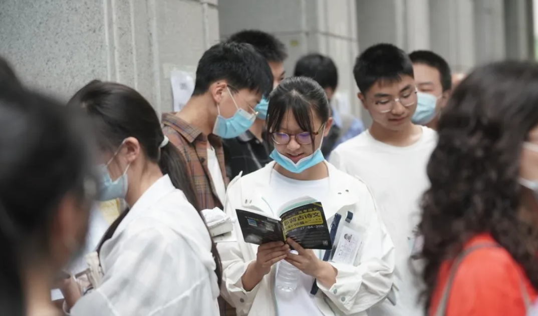 高考当天为何尽量不穿校服？班主任道出实情，学生与家长要知晓