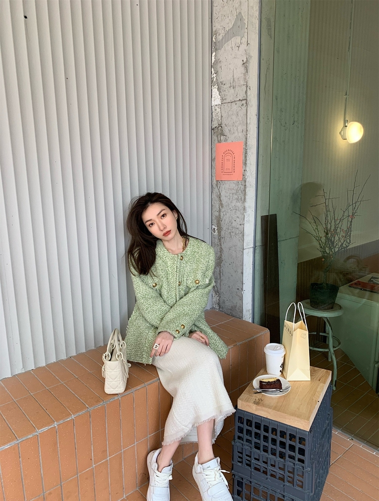 有女人味的穿搭更迷人，今年开春试试“小香风通勤装”，干练知性