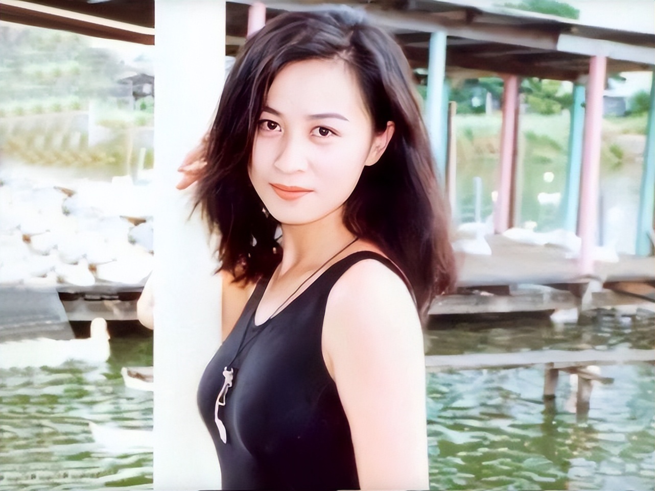 1990年,刘嘉玲离开无线电视投身电影圈,也是在这一年,她遭遇了绑架.