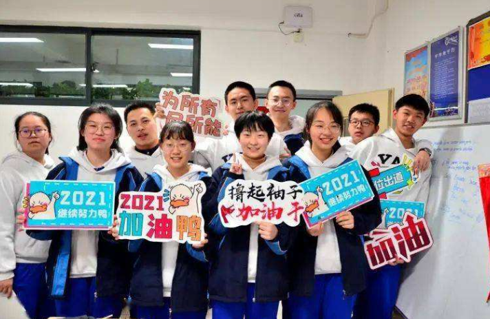 热衷于搞社团的雅礼中学，共有78人考进清北，和衡中形成鲜明对比