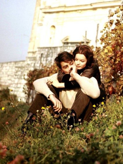 1982年，43岁罗密·施耐德去世，阿兰·德龙守灵3天3夜，曾经深爱过