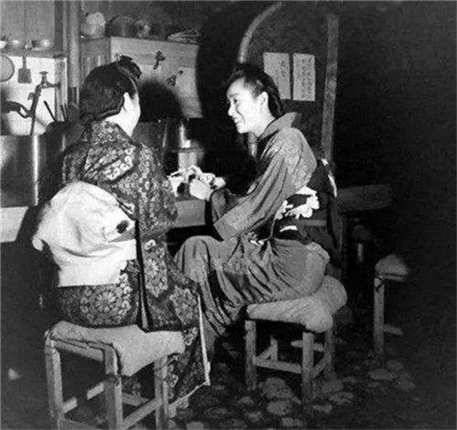 日本烟花女子74岁高龄仍站街，60年不间断拉客，却备受日本人尊重