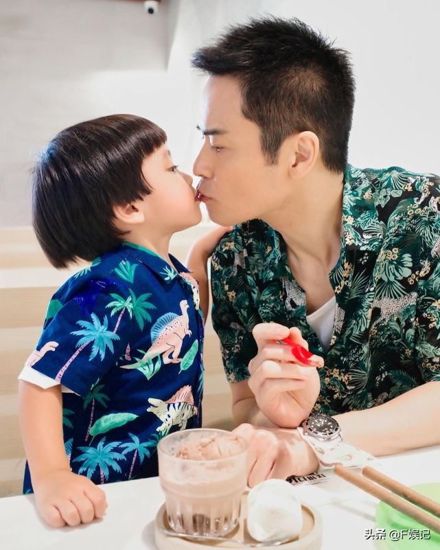 陈凯琳夫妇带儿子看“恐龙”郑嘉颖和儿子吃东西嘴对嘴很有爱