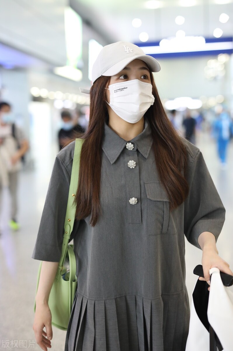 酸酸甜甜就是我 张含韵棒球帽搭配宽松连衣裙 青春活力满满