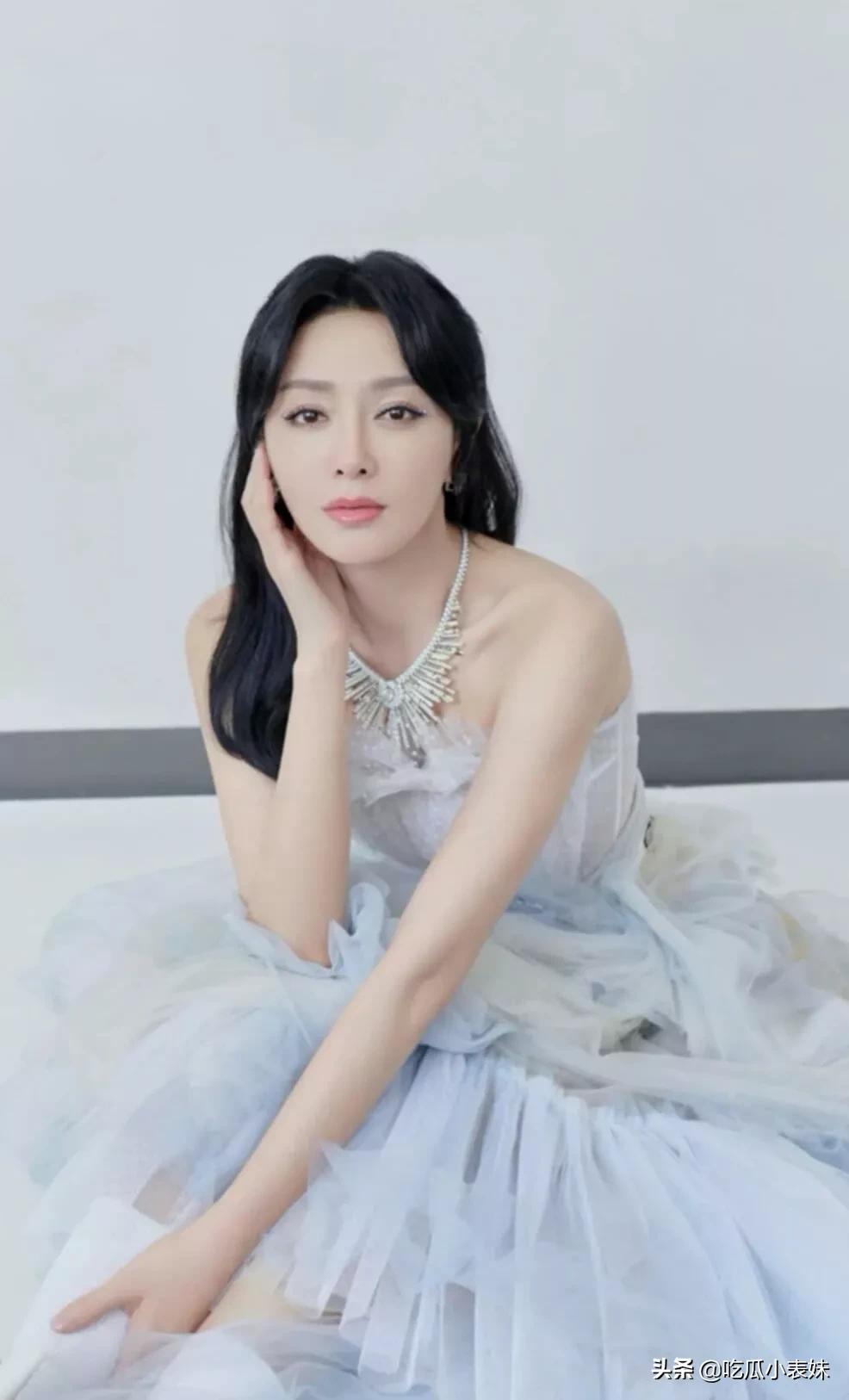 秦岚，美艳绝伦，网友：我的女神