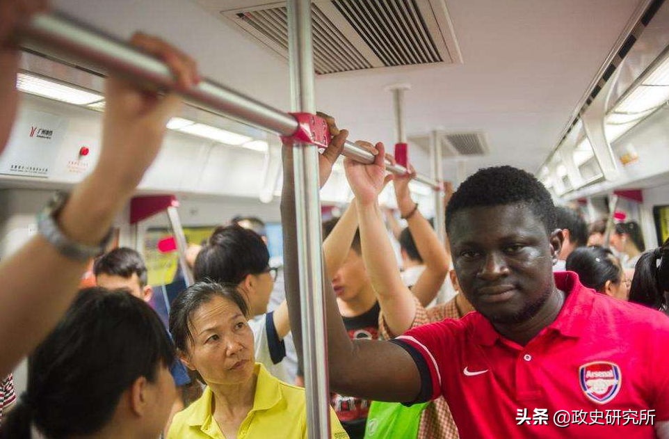 黑人留学生疯狂“猎艳”苏联女郎，遭苏联青年狂揍，引发黑人运动