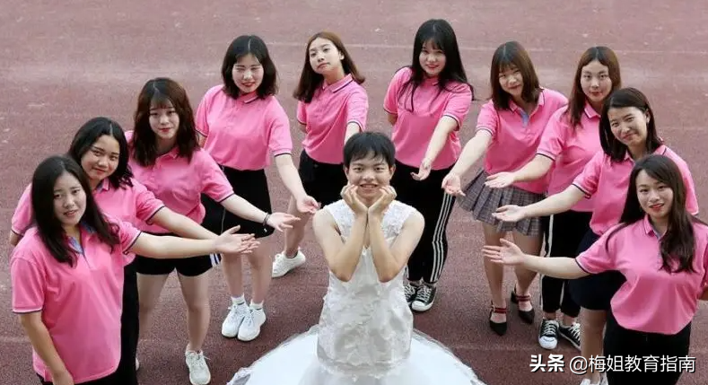 大学生晒另类毕业照，网友破防落泪，真想时光倒流重返校园