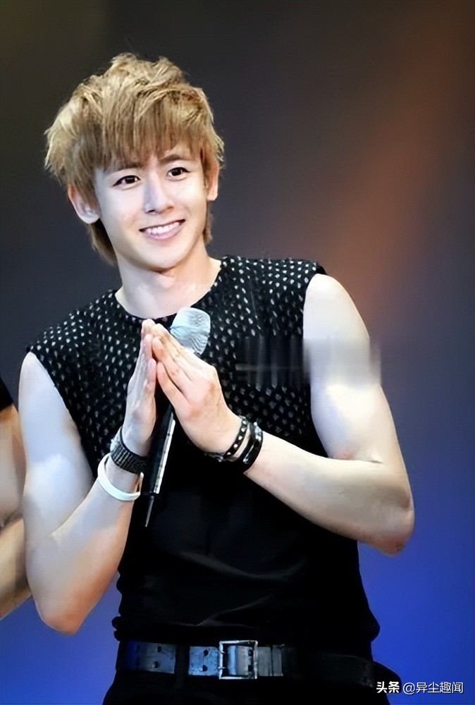 2pm尼坤当年小奶狗肌肉外表人气超高33岁近况却变黝黑胡渣大叔