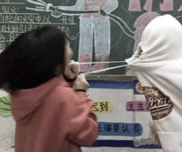 一男大学生给女生塞糖，却被同学视为恶作剧，网友：他长得像邓伦