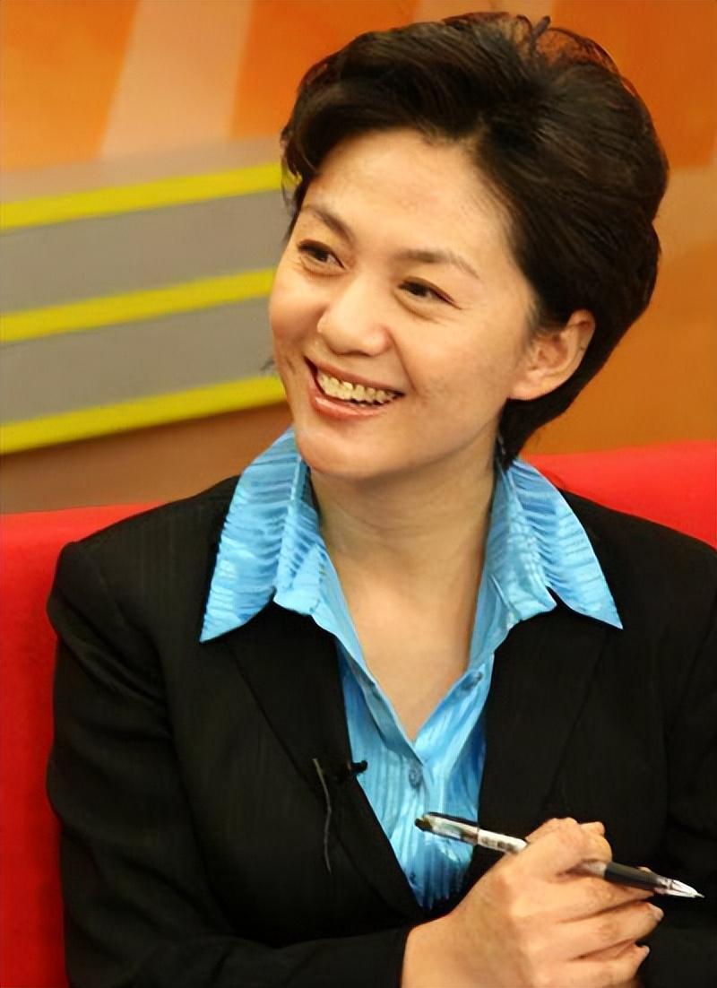 被央视"除名"后,51岁的海霞亮明新身份,老公是大名鼎鼎的他