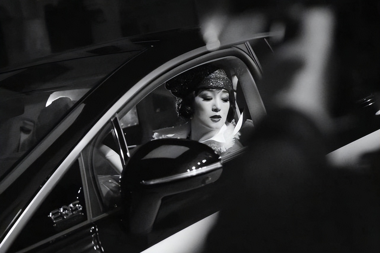 56岁巩俐久违拍广告大片！穿貂裙化身飒气女王，国际范真不容小觑