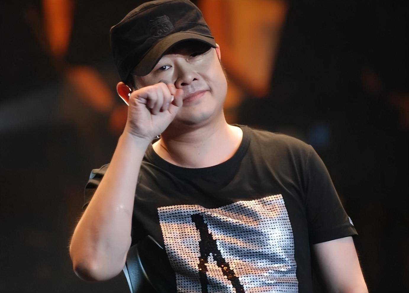 引火烧身!斯琴格日乐讽刺刀郎营销被骂惨,与臧天朔旧事重提