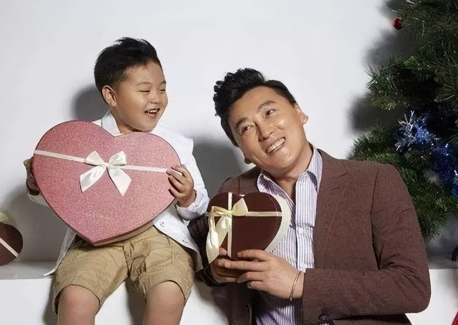 朱墨:嫁大16岁演员刘小锋,婚后生两子,如今一家四口其乐融融