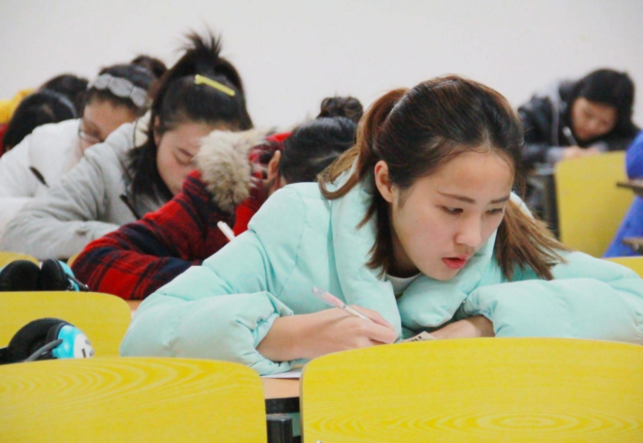 法学成新“天坑”专业？五院四系就业率不足20%，文科生又遭打击