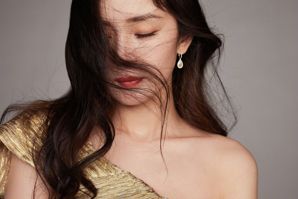 36岁杨幂香槟色长裙秀窈窕曲线,露半边香肩有心机