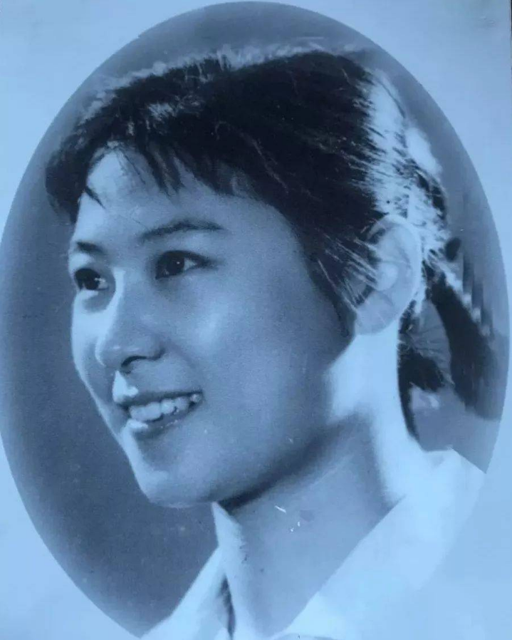 著名演员王馥荔:丈夫为娶她被开除,如今儿子成了夫妻俩的骄傲