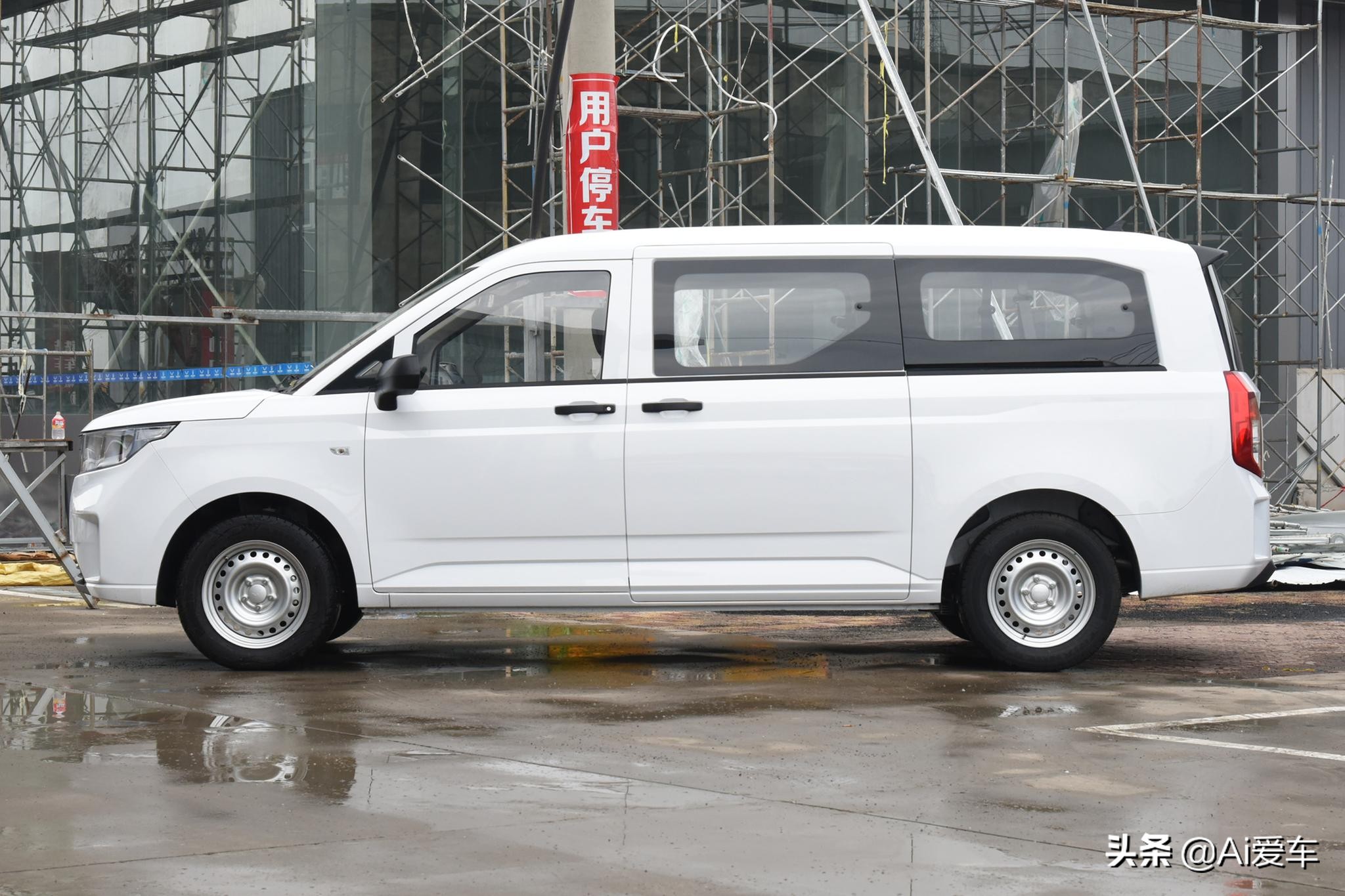 便宜但不掉档次，7/8/9座都有家用大MPV，增压7.6L油耗，五菱征程