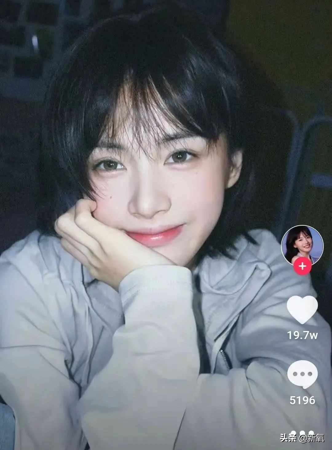 网红圈也出了个淡颜系美女！旧天台随便一拍她就火了？