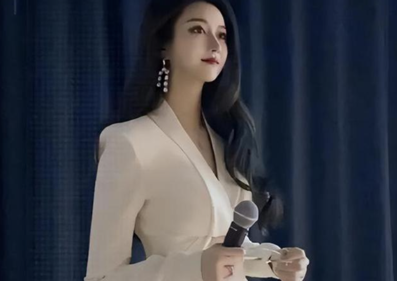 上海某高校女教师走红，眉眼精致像“芭比娃娃”，网友看法却不同