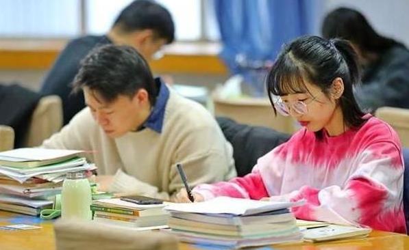 河南学子暖心举动：为缓解考研女友压力写下鼓舞话语