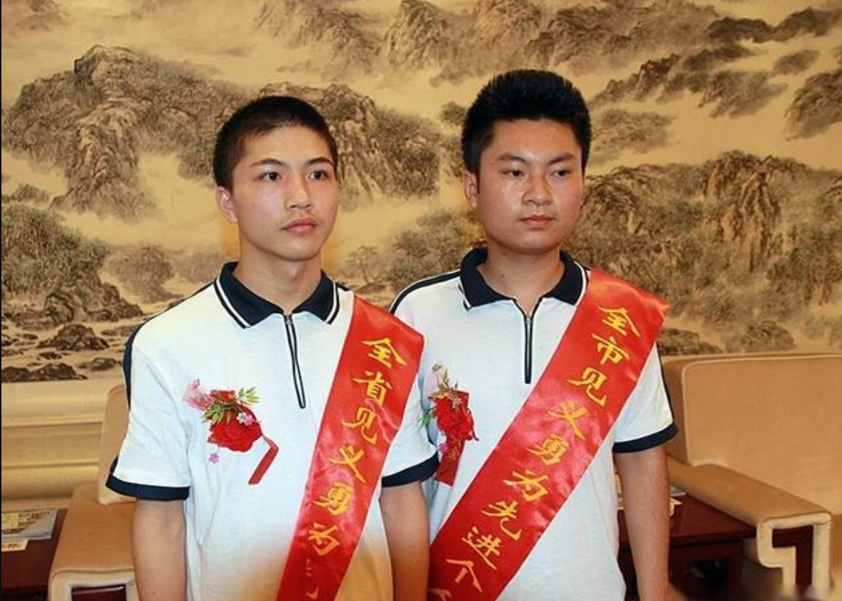 2014年，两名“夺刀少年”救下全车人后错过高考，后来怎么样了？