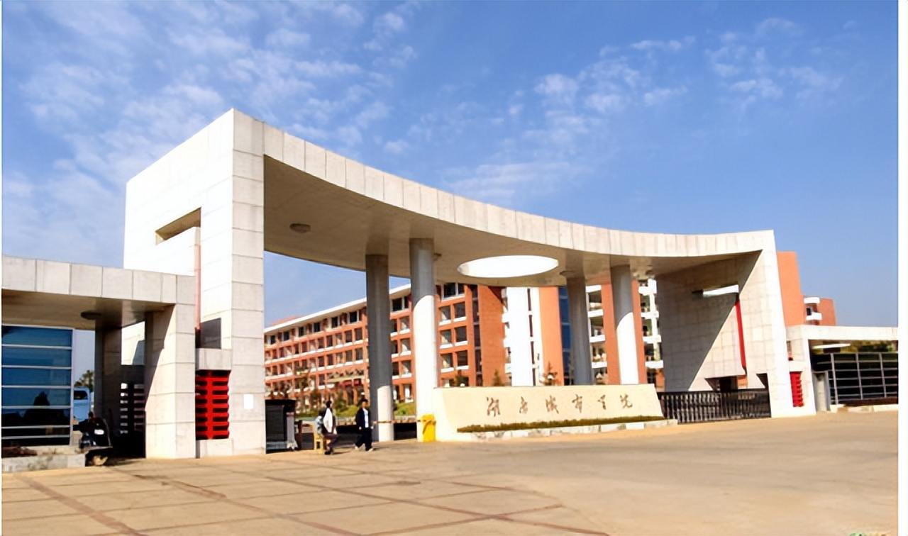 高考后怎样选学校，可参考招生简章的内容，特别是这四点可以借鉴