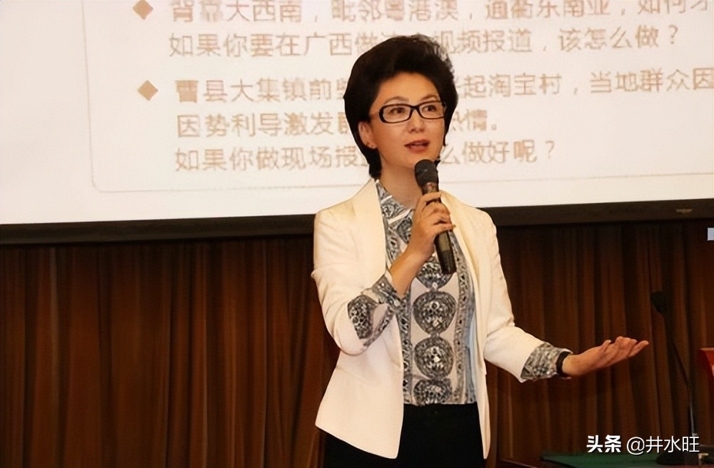 《新闻联播》女主播海霞，一身白衣显端庄优雅