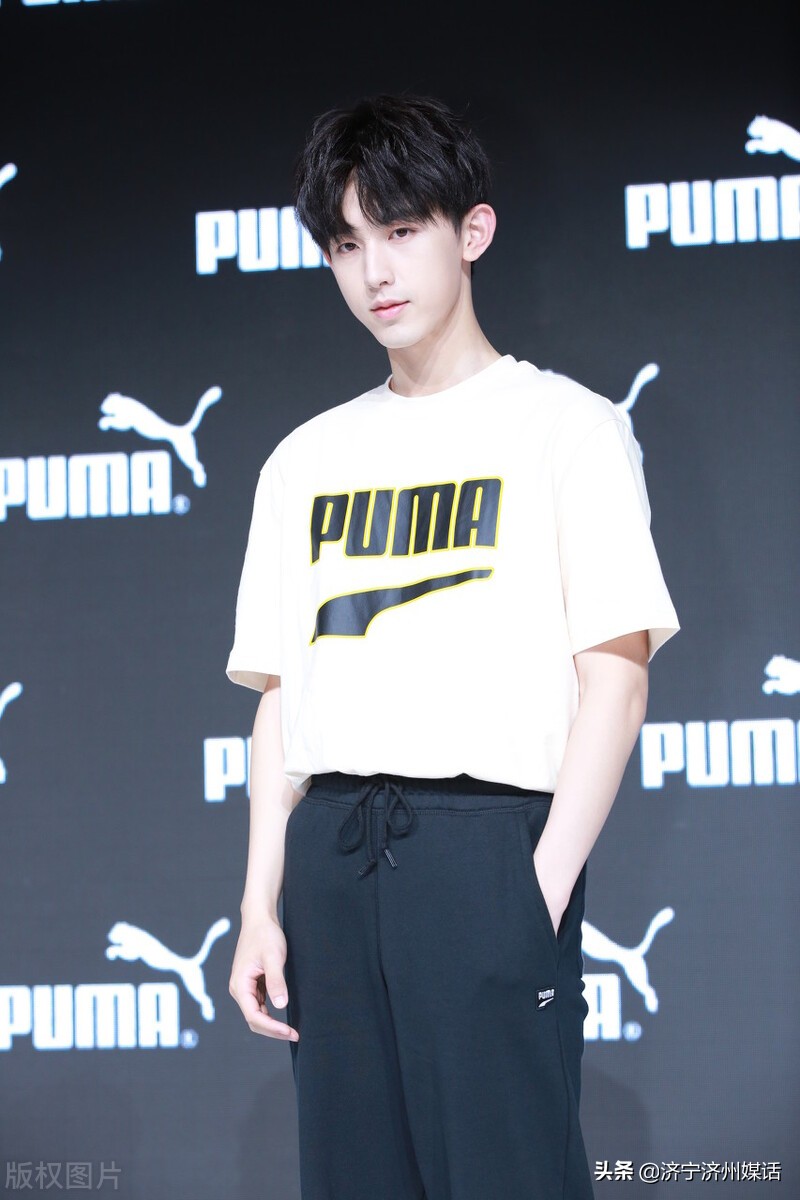 郭俊辰机场穿搭：白衬衫白Tee,阳光帅气