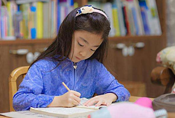 期末考试得满分，爸爸奖励女儿1分钟无限制购物，付款时呆住了