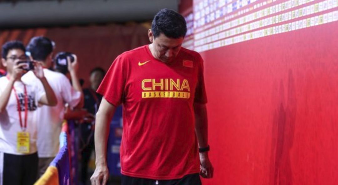 李楠是哪个cba队教练（杜锋和李楠，甜蜜合照！他们是男篮历史上被骂最多的2位主教练？）