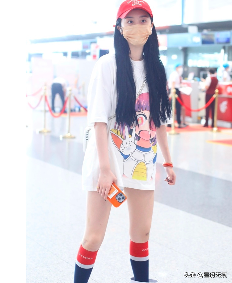 赵小棠戴红色棒球帽现身机场 穿白色长T搭配长筒袜好甜美