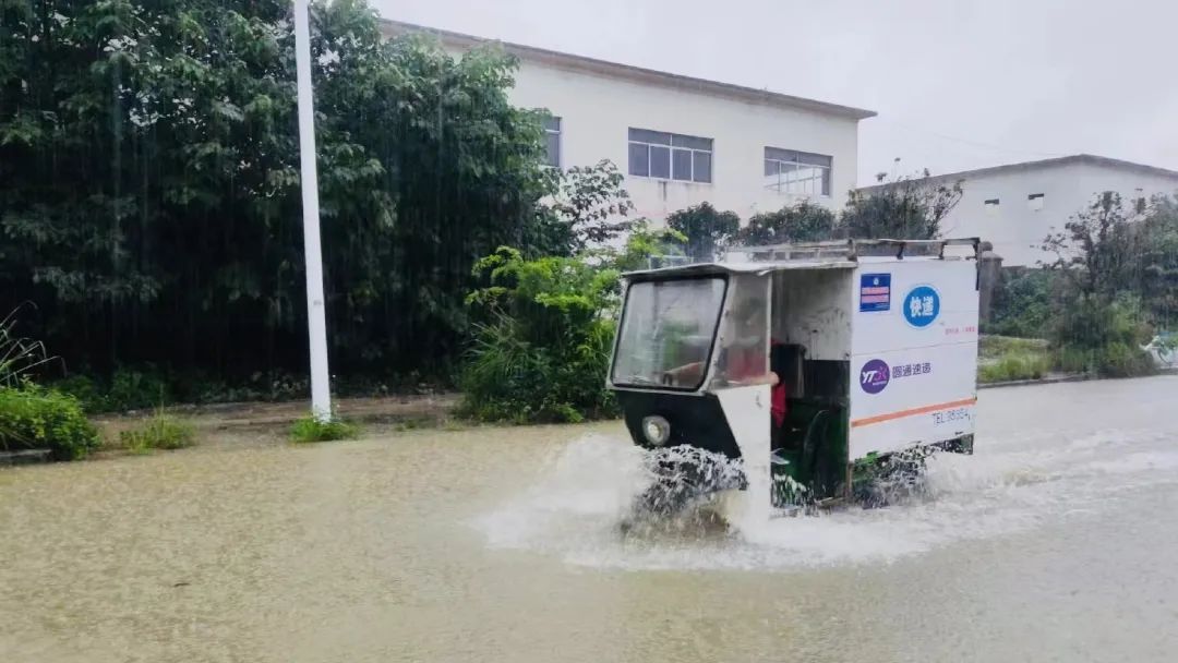 暴雨中，为护客户包裹，圆通小哥也是拼了
