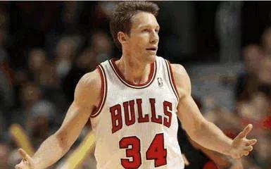 为什么姚明能在nba混（姚明为何能在一众欧美球员中脱颖而出成为状元 同届中都有谁）