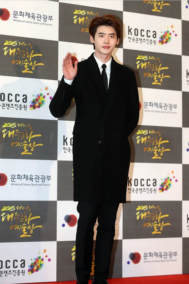 拥有韩剧半壁江山的李钟硕，微微一笑吸引万千少女