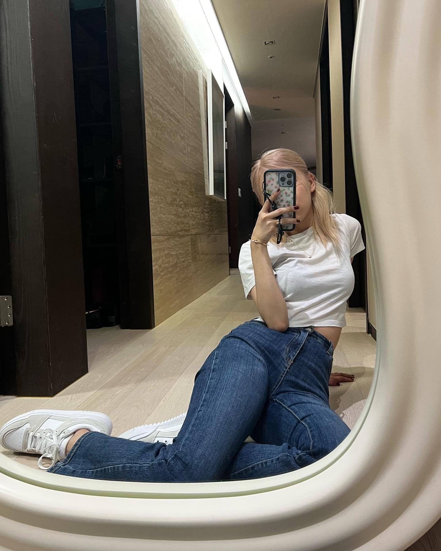 blackpink朴彩英晒素颜自拍身穿白t恤牛仔裤秀出优越的身材