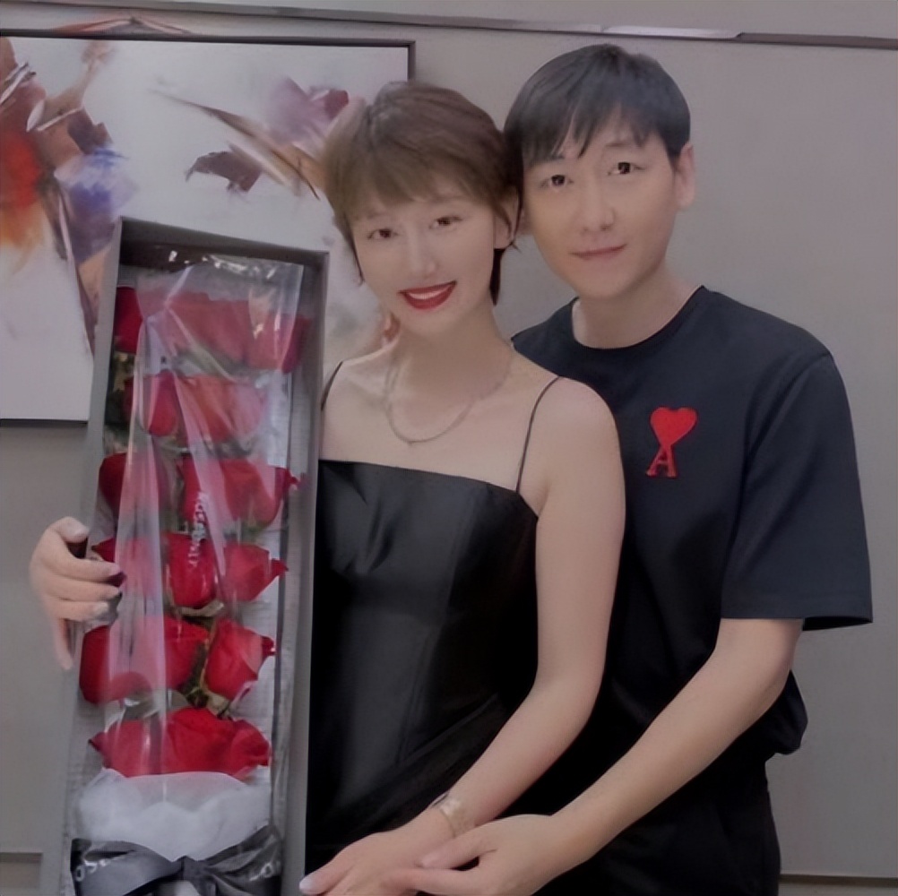 台上是主持人，台下已是10年夫妻，俩人很恩爱，一家四口颜值高