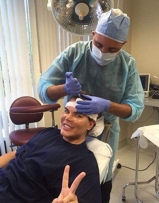 09年俄罗斯博士发现"永生"细菌,以身试险注射后,一女演员找上门-蘑菇