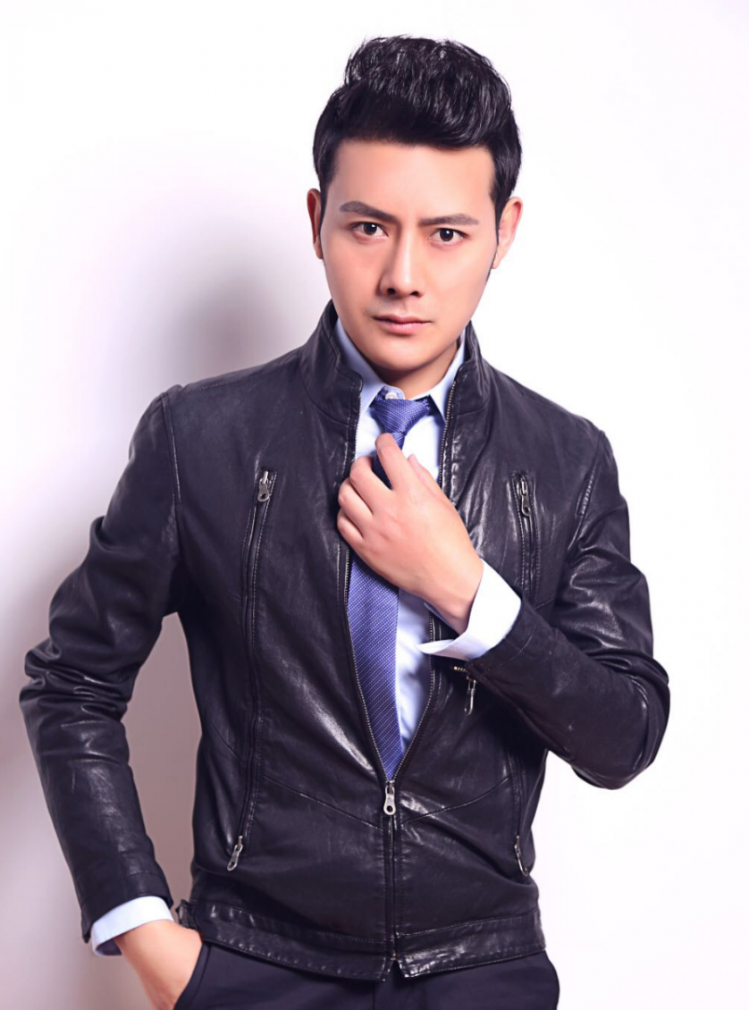 37岁男演员定居农村，下地干活浑身是泥，照顾九旬奶奶住简陋平房