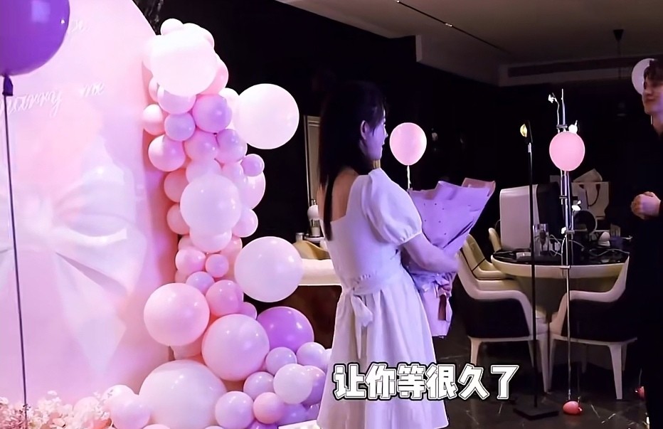 金恩圣求婚成功！单膝跪地惹张檬落泪，视频暴露二人已同居多时