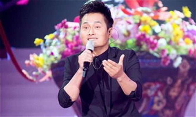 歌手云飞：落魄回乡却偶遇伯乐，成名后遭妻子离婚，今娶古典女神