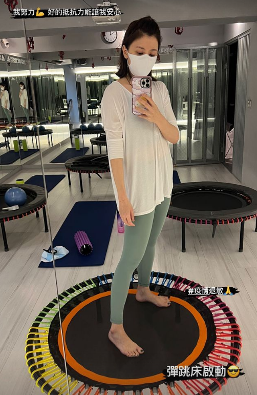 47岁贾静雯罕晒健身照，豪宅中练空中倒立，身材纤瘦状态超年轻