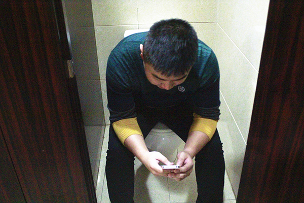 上厕所时,大便前面干硬,后面软粘,是怎么回事?严重吗?