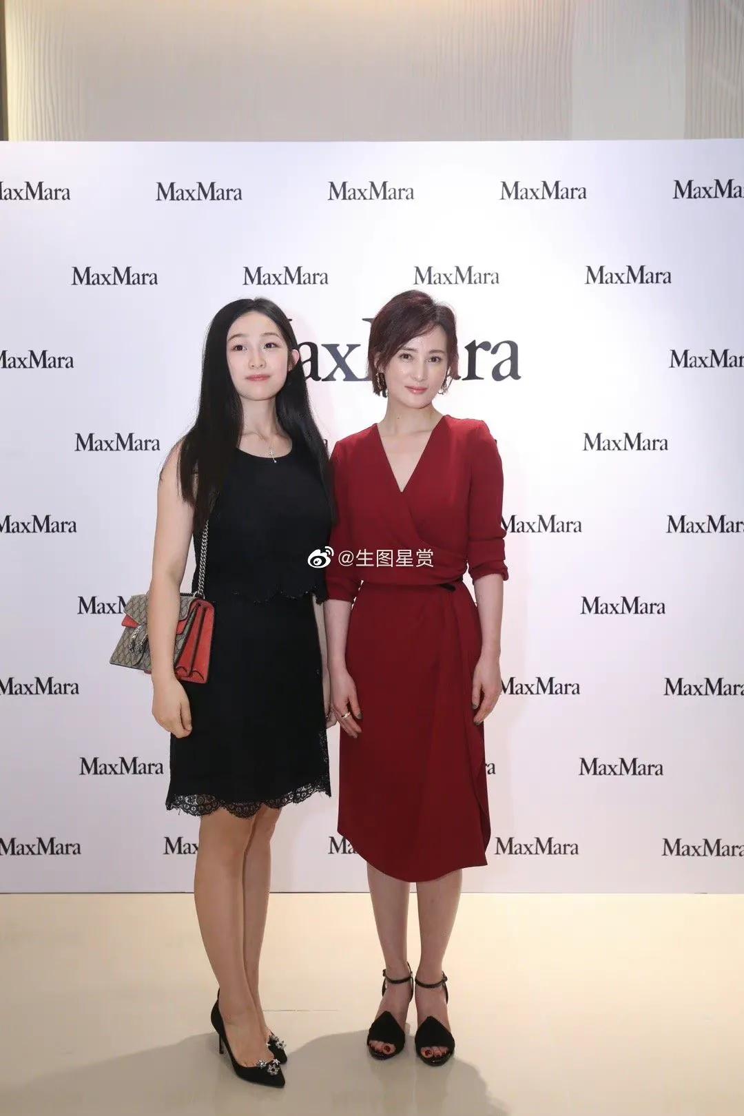 蒋勤勤出席品牌活动 现场试穿经典款大衣，女神气质爆棚