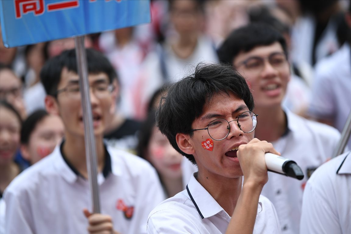 和学校合作培训，4套试卷就卖了近40万：河南一校外机构厉害