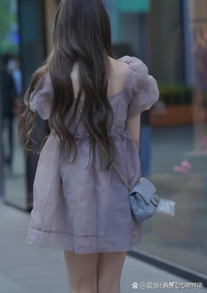 淡紫色薄纱连衣裙，高腰的设计甜美复古，仙气满满