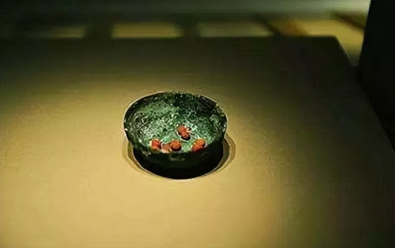 60年代，江苏出土父女合葬古墓，意外发现900枚分装红色“仙丹”