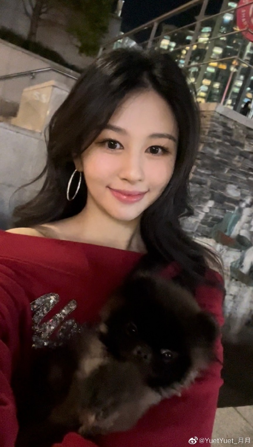 邱淑贞大女儿沈月晒美照:眼神温柔长发披肩